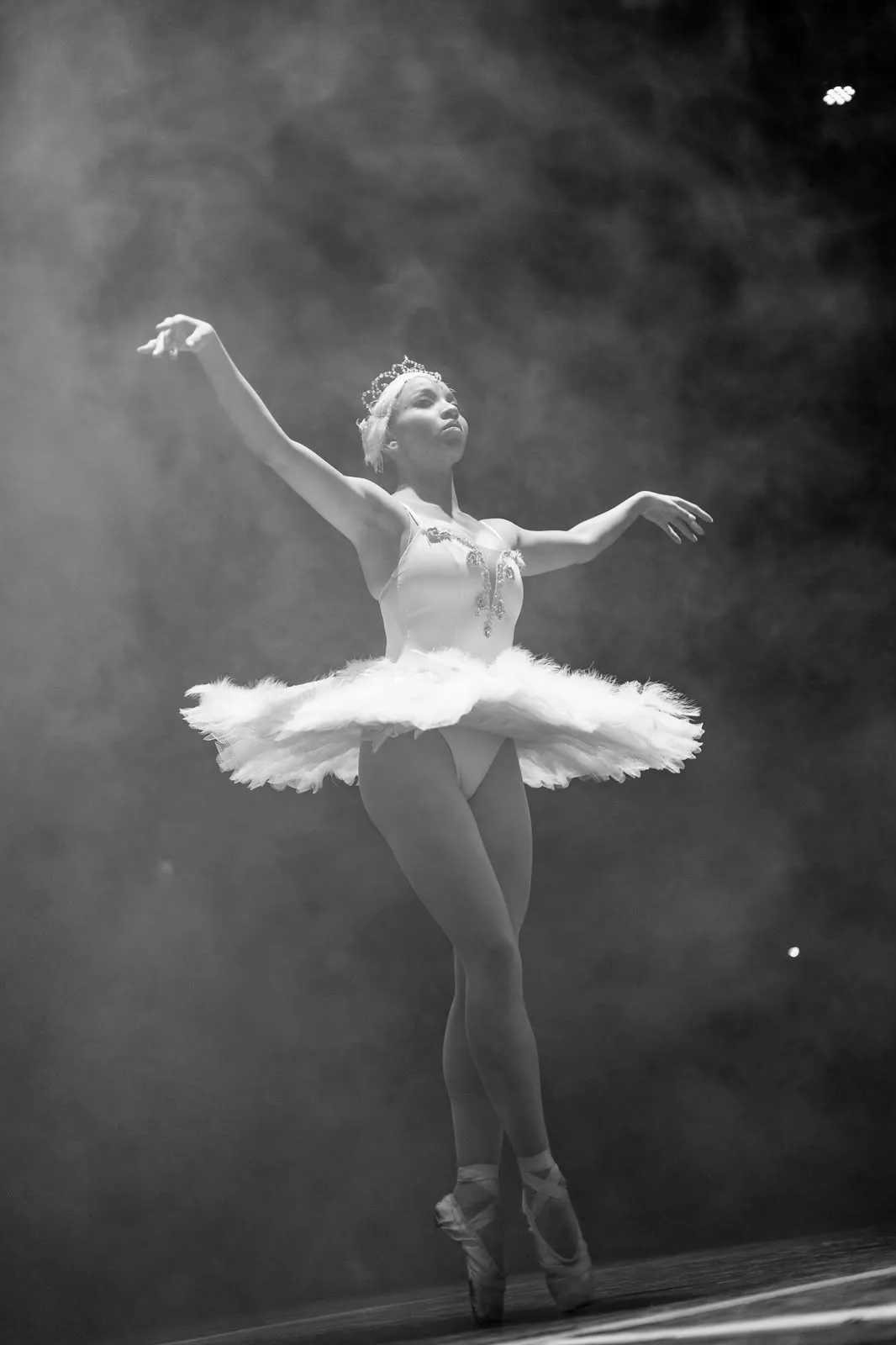 Bailarina en tutú blanco de cisne en puntas, fotografía en blanco y negro.