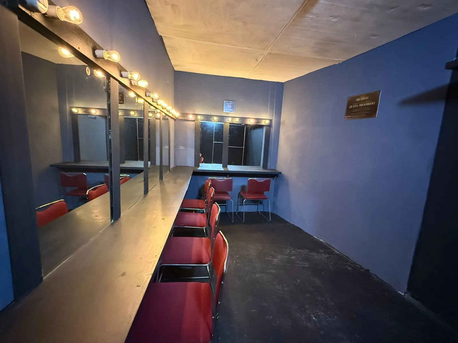 Camerino amplio del Teatro Balderas con hilera de espejos iluminados y estaciones de maquillaje.