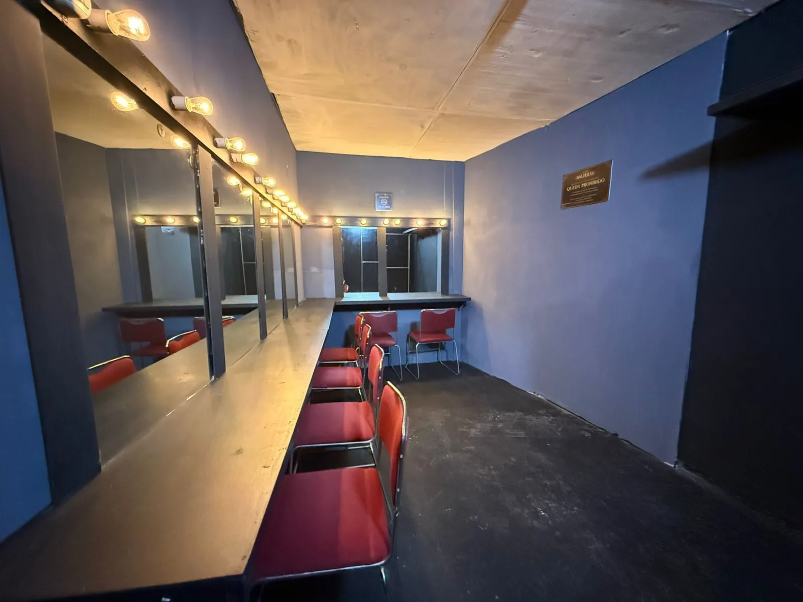 Camerino del Teatro Balderas con espejo de foco, tocador y sillas para el elenco.