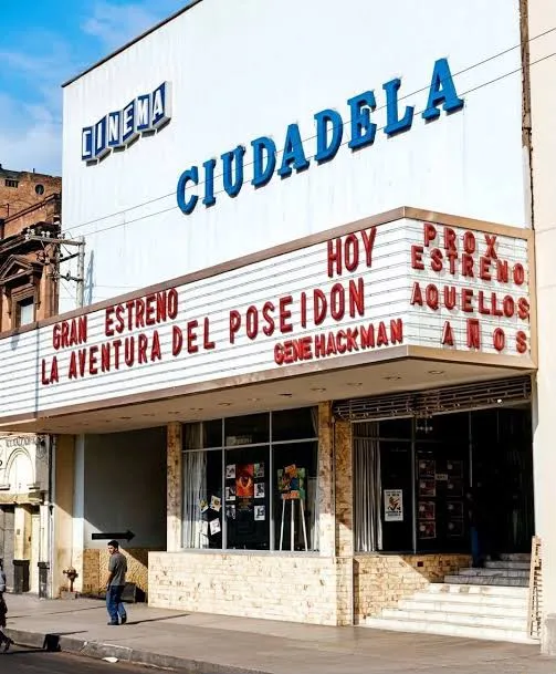 Fachada histórica del Cinema Ciudadela con su marquesina anunciando La Aventura del Poseidón, en los años setenta.