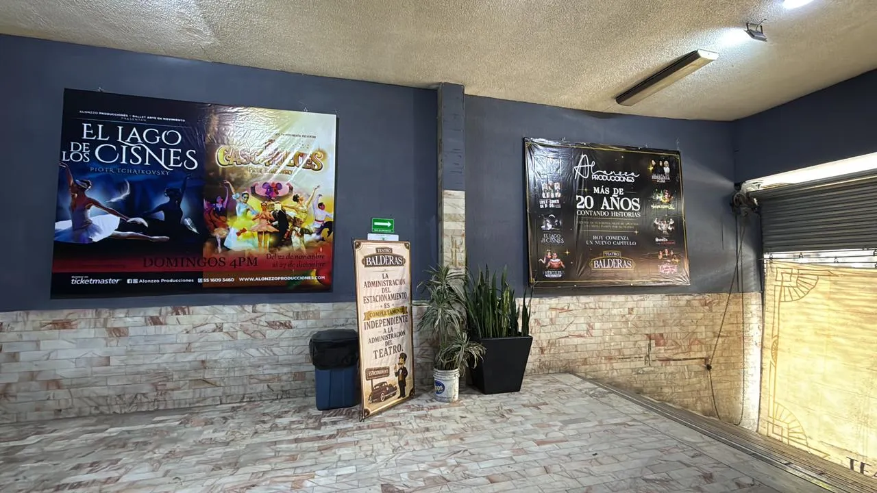 Muro de carteles en el acceso al Teatro Balderas, con producciones de la temporada y Alonzzo Producciones.