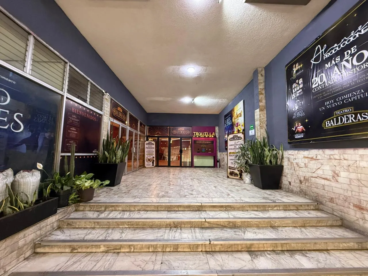 Acceso al Teatro Balderas: taquilla, puertas de cristal con el logotipo y carteles de temporada.