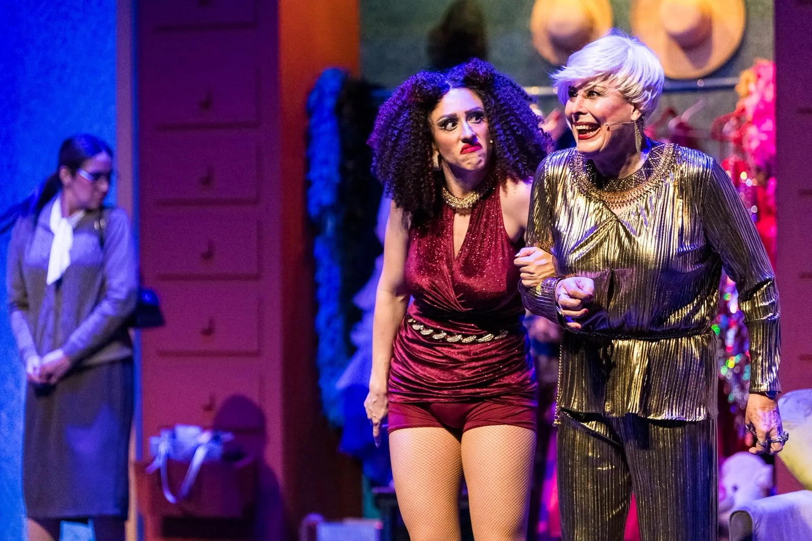 Dos actrices de Los Tacones de Papá en plena escena de comedia.