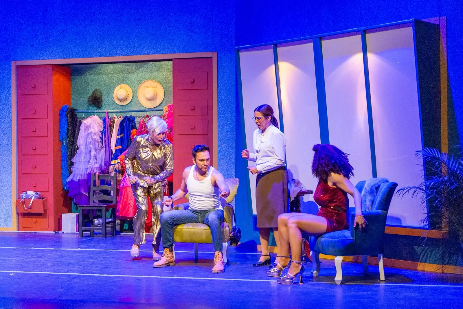 Escena de Los Tacones de Papá con la escenografía azul y rosa de la zapatería.